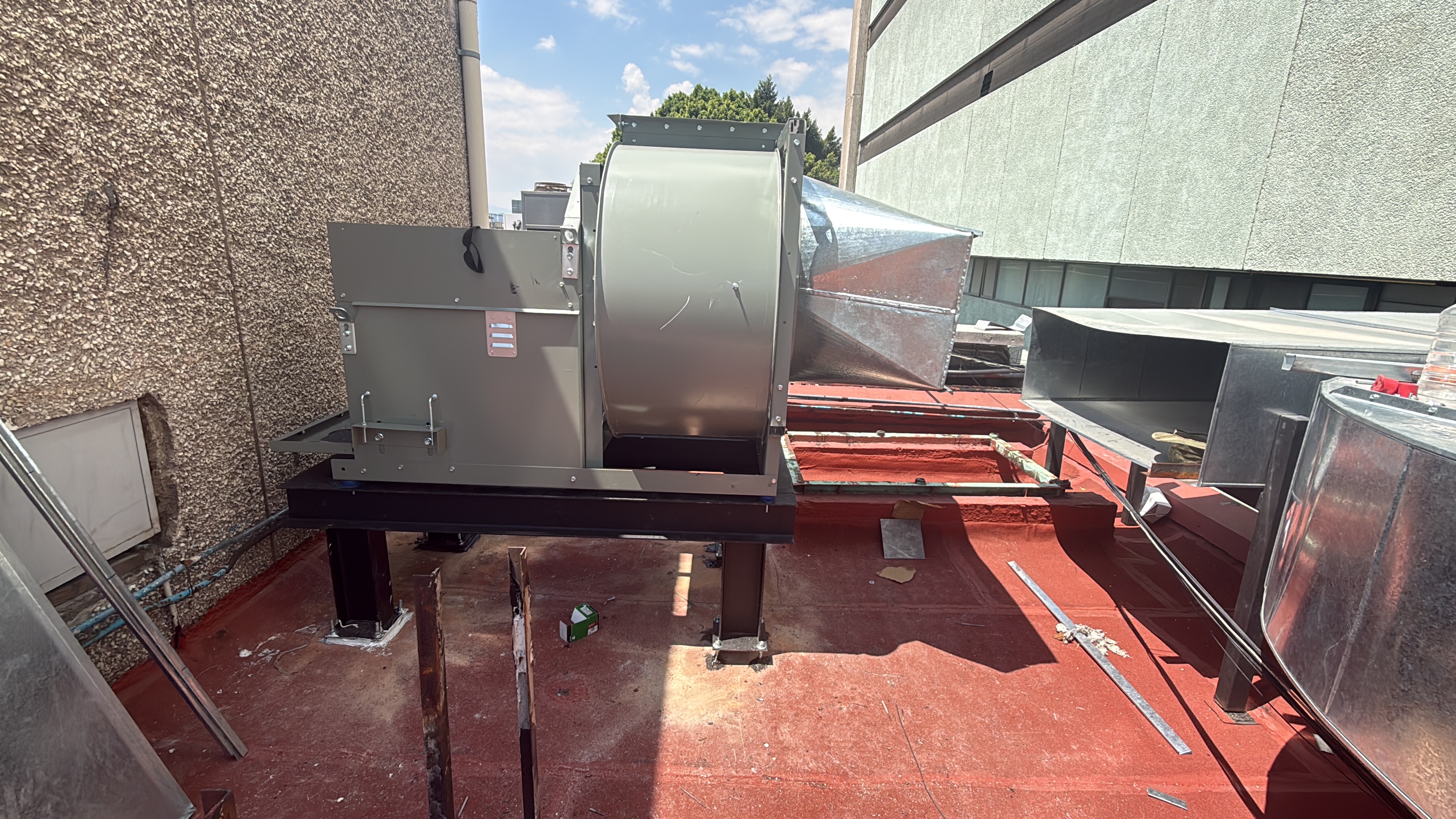 Instalación de equipo HVAC en azotea